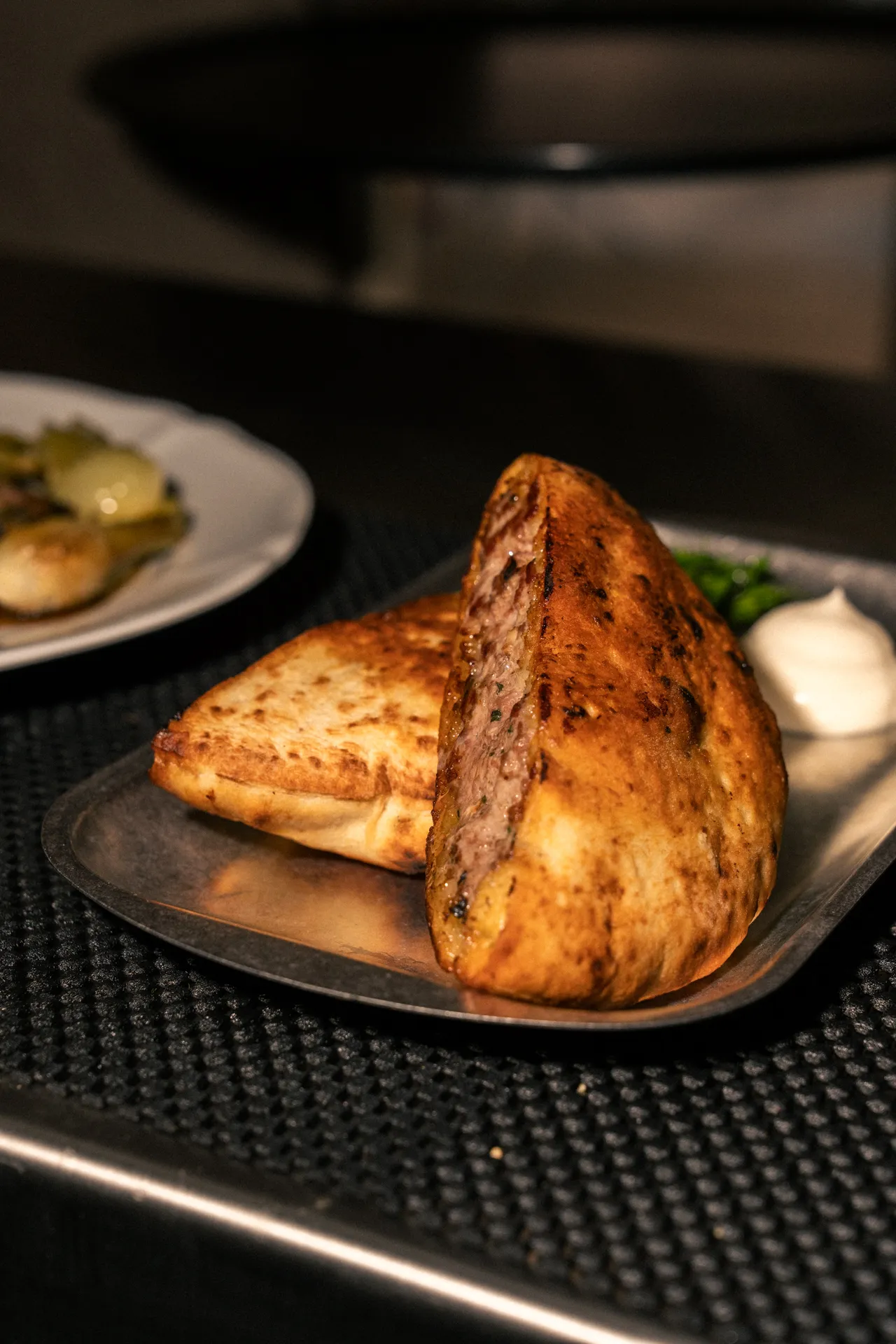 Arayes grillées, crème et herbes
