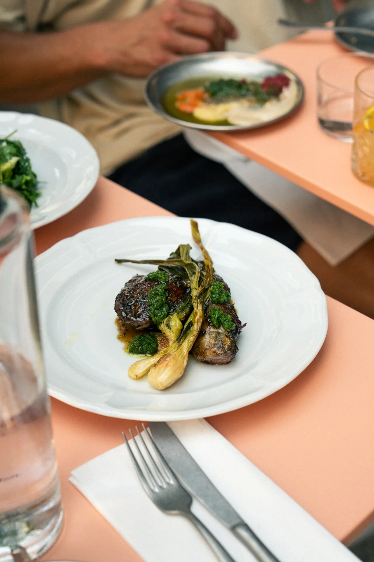 Côtelettes d'agneau grillées, salsa verte et cébettes