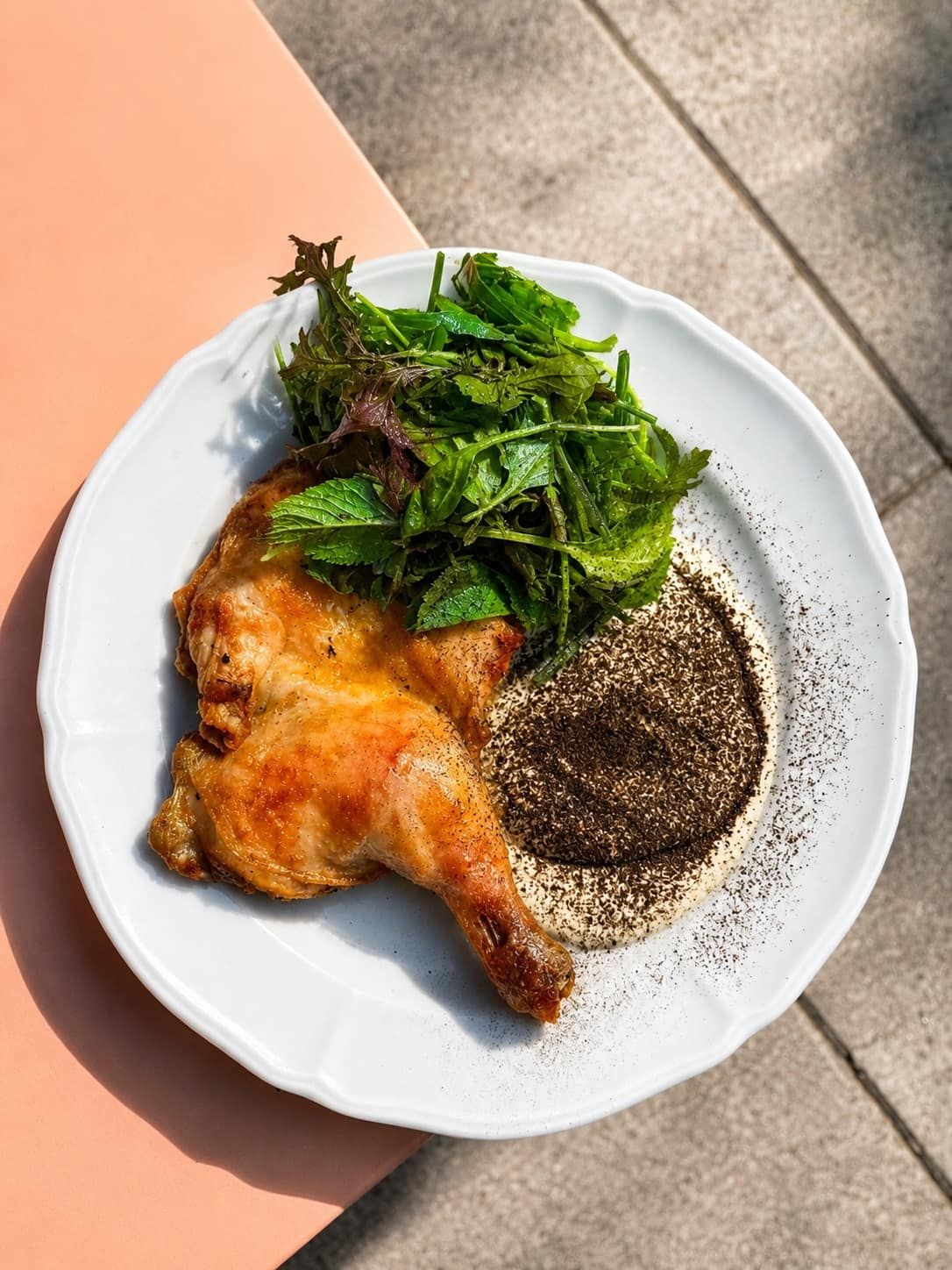 Coquelet rôti doré, salade d'herbes et poudre de citron noir