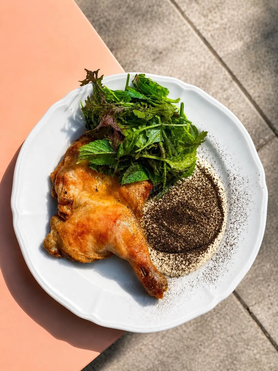 Coquelet rôti doré, salade d'herbes et poudre de citron noir