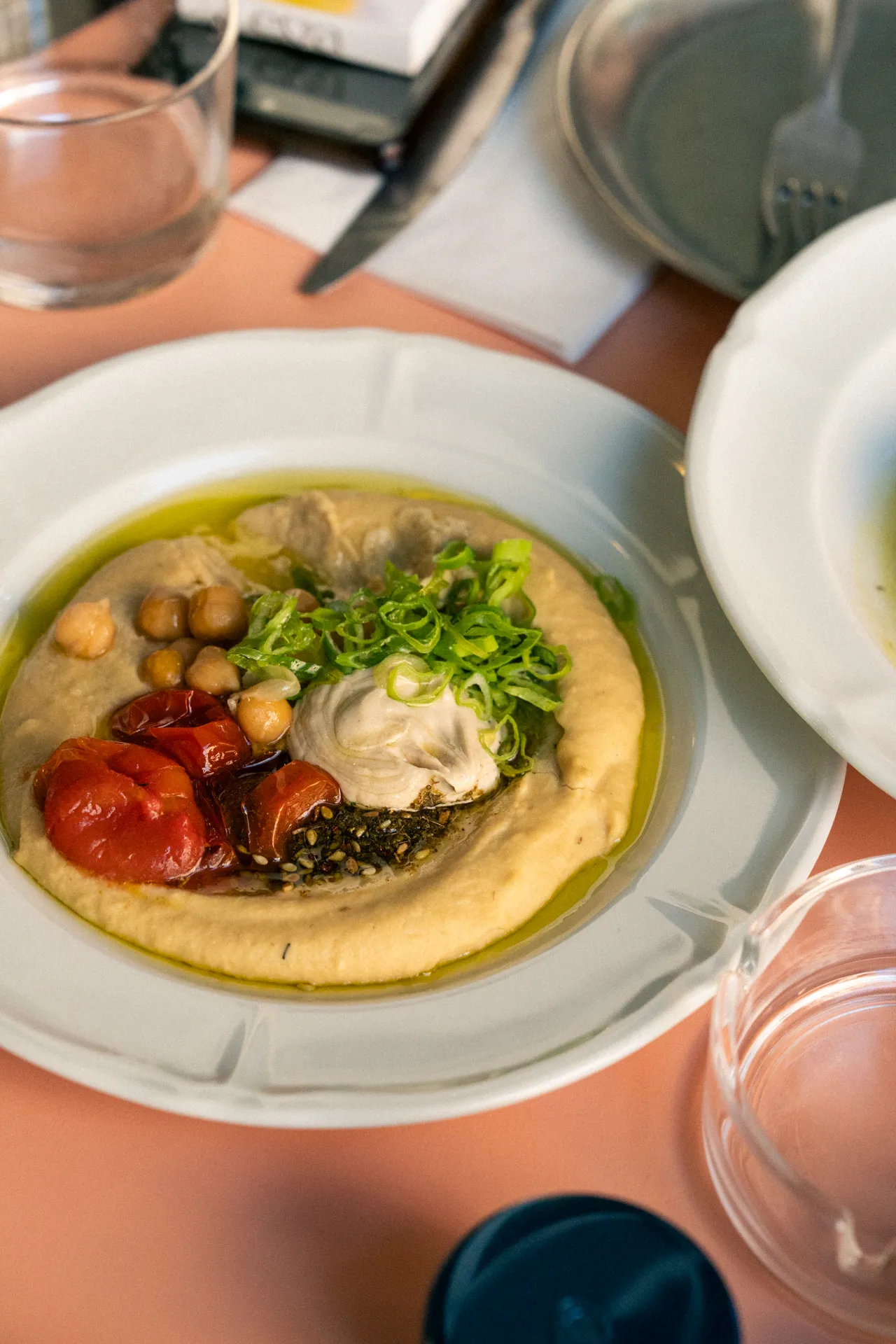 Houmous garni de pois chiches, tomates confites et za'atar
