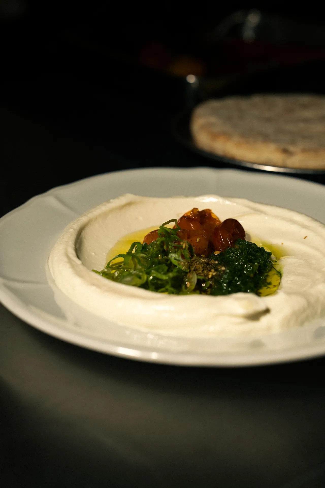 Labneh garni de zhug, tomates confites et huile d'olive