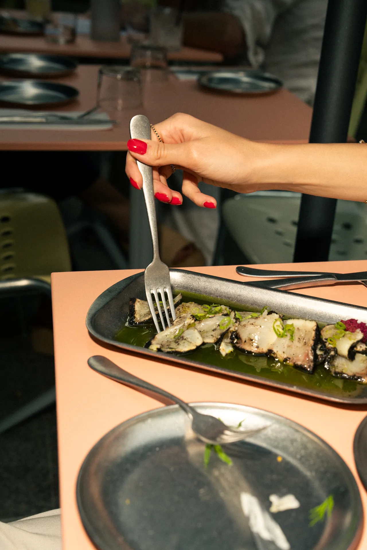 Sashimi de sériole, citron noir, huile d'olive et cébettes