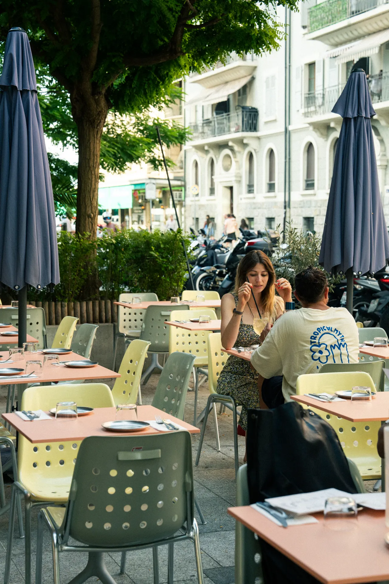 Terrasse Meshuga à la lumière dorée du soir